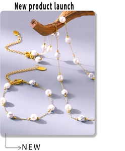 Détail de parure bijoux perles et pierres sur branche naturelle sur fond violet doux