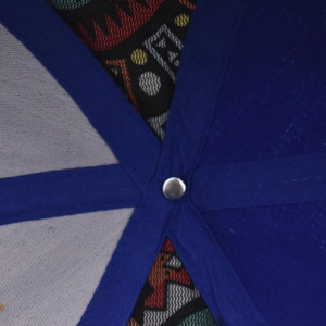 Vue détaillée de l'intérieur d'une casquette bleue avec coutures et rivet métallique argenté