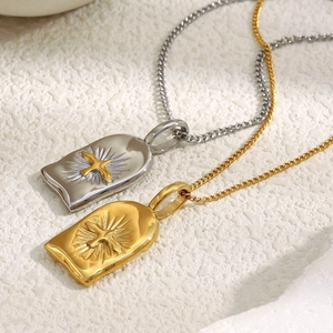 Collier en acier inoxydable plaqué or 18 carats avec pendentif soleil radiant