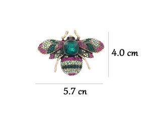 Gros plan détaillé d'une broche abeille en cristal vintage avec strass multicolores.