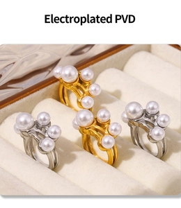 Detail van PVD-elektrogeplateerde ringen met trosperels in goud en zilver afwerking