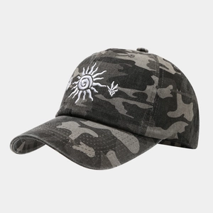 Détail de la broderie soleil et du motif camouflage sur casquette en coton
