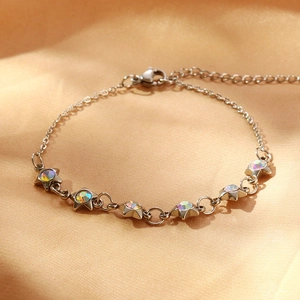 Détail macro du bracelet étoile en acier inoxydable avec zircon et fermoir mousqueton