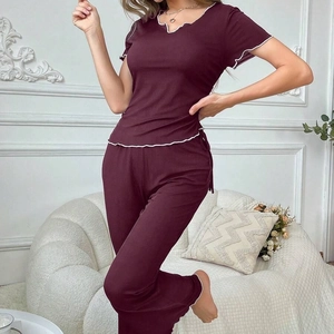 Pyjama bordeaux à manches courtes avec bords ondulés et pantalon en maille côtelée