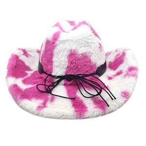 Vista de cerca del sombrero cowboy rosa con estampado de vaca, peluche suave y cinta negra