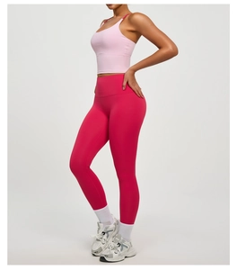 Detail eines hochelastischen Yoga-Tops mit Kreuzrücken und Polstern in zartem Rosa