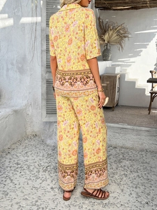 Vue arrière de l'ensemble bohème avec chemise florale jaune et pantalon large