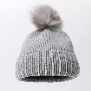 Bonnet en tricot gris pour l'hiver avec pompon et revers orné de strass irisés