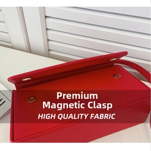 Détail du sac à bandoulière en similicuir rouge avec boucle magnétique dorée