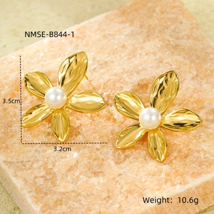 Close-up of gold flower earrings with white pearls, size 3.2cm x 3.5cm and 10.6g weight