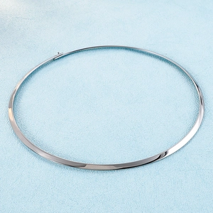 Polished silver titanium steel 4mm choker necklace featuring a minimalist metal clasp