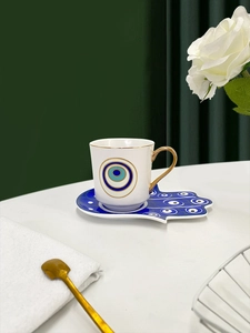 Dettaglio della tazzina da caffè turca con motivo Evil Eye e piattino a Mano di Fatima