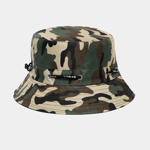 Detail eines Camouflage-Anglerhuts mit verstellbarem SPORT-Kordelzug und Funktionsstoff
