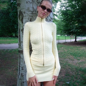 Ensemble jupe et gilet jaune en maille torsadée ajustée avec fermeture éclair pour femme
