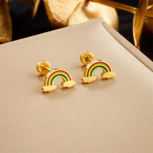 Orecchini a arcobaleno in acciaio al titanio con smalto colorato e dettagli a nuvola