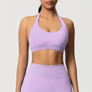 Détail d'ensemble de sport côtelé lavande avec soutien-gorge licou et legging taille haute