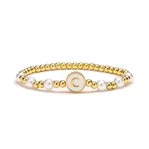 Bracelet élastique à perles dorées et perles blanches avec pendentif lettre C
