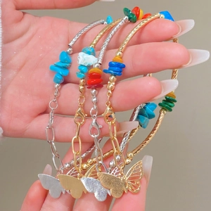 Bracelet multicouche vintage avec pierres naturelles, perles colorées et papillons