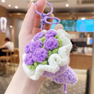 Handgefertigter Häkel-Blumenanhänger mit lila Blüten und grünem Blatt am Schlüsselring