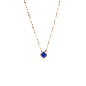Nahaufnahme der Roségoldkette mit rundem blauem Zirkonia-Anhänger in Zargenfassung