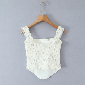 Detail van gebloemde crop top met roze bloemen en witte kanten bandjes op een hanger