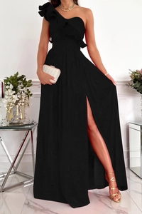 Detail eines schwarzen One-Shoulder-Kleids mit Volant-Ausschnitt und hohem Beinschlitz