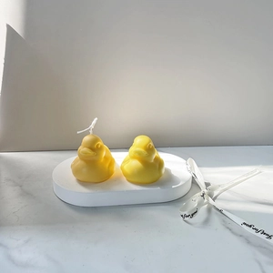3D Enten-Duftkerzen auf einem weißen Gips-Tablett mit dekorativem Band