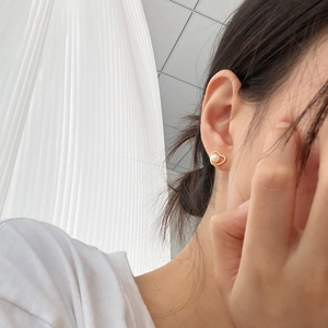 Elegant 925 silver gold heart stud earrings with freshwater pearls on a female model