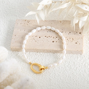 Elegant white freshwater pearl bracelet featuring a minimalist gold irregular metal clasp