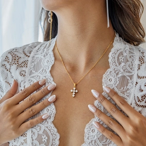 Elegante collana in acciaio inossidabile dorato con pendente a croce e sei zirconi tondi bianchi