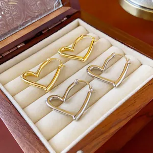 Boucles d'oreilles minimalistes en forme de cœur évidé, finitions métal or et argent