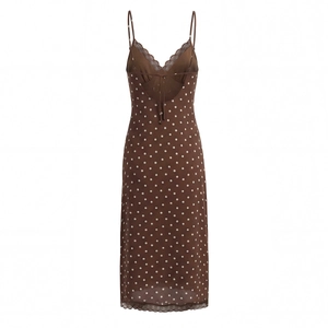 Détails de la robe marron à pois avec bordure en dentelle et décolleté en V profond
