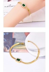 Détails d'un bracelet en chaîne dorée avec une pierre précieuse verte de taille carrée