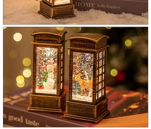 Lámpara de bola de nieve con cabina telefónica navideña, ciervo y muñeco para decoración festiva.
