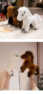 Details von Plüschpony-Puppen in Weiß und Braun mit realistischen Texturen und Standposen