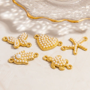 Lot de 5 breloques en acier inoxydable doré 18K serties de perles, formes variées