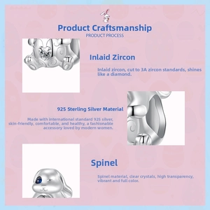 Détail d'un charm lapin en argent 925 avec zircon en cœur et pierre spinelle bleue