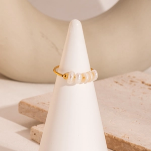 Französischer vergoldeter Edelstahlring mit eleganten weißen Süßwasserperlen für Damen