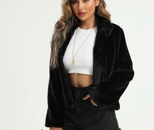 Détail de la veste en fausse fourrure noire avec poils courts et col élégant