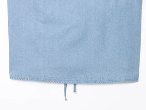 Detailansicht der hellblauen Denim-Stoffstruktur mit dekorativem Kordelzug am Saum