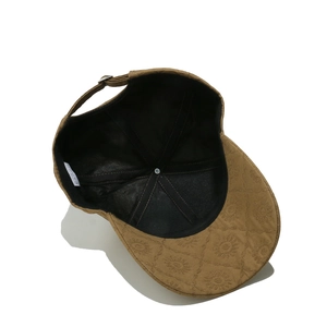 Vue intérieure de la casquette kaki montrant la doublure noire et l'étiquette d'entretien