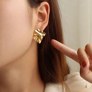 Orecchini irregolari testurizzati con placcatura in oro 18K su acciaio inossidabile
