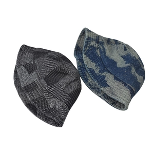 Detail von Denim-Anglerhut mit Batik-Textur und schwarzem Sonnenhut mit Geometriemuster