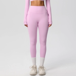 Detail of high-waist yoga pants with ergonomic side pocket in mauve purple fabric