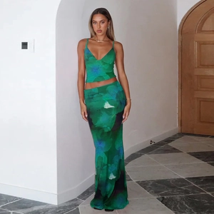 Dettaglio di un set floreale verde a due pezzi con top con scollo a V e gonna lunga su modella