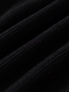 Nahaufnahme des schwarzen Rippstrickgewebes mit weicher Textur und Materialdetails