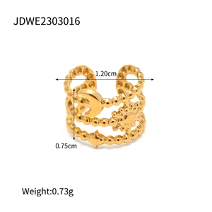 Détail de la bague d'oreille tressée en acier inoxydable 18K avec motifs lune et étoiles