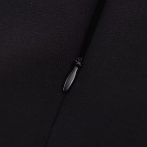 Détail d'une fermeture éclair noire invisible sur une robe courte à col licou