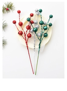 Détail de branches de baies de Noël scintillantes rouges, vertes et argentées de fête