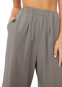 Détail de la taille haute élastique et de la texture en lin du pantalon large gris